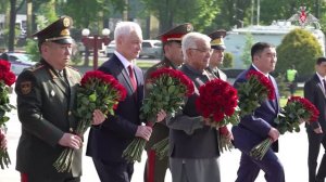 Возложение цветов к Вечному огню на Площади Победы в Бишкеке