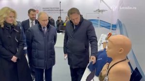 Владимир Путин осмотрел выставку медицинской техники для нужд скорой помощи, Москва, 28 апреля 2026