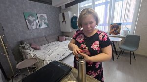 Готовлю завтрак/ В такую погоду идти в магазин не хочу/Переделала все дела