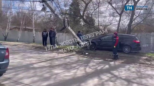 В Туле на Карла Маркса автомобиль врезался в столб