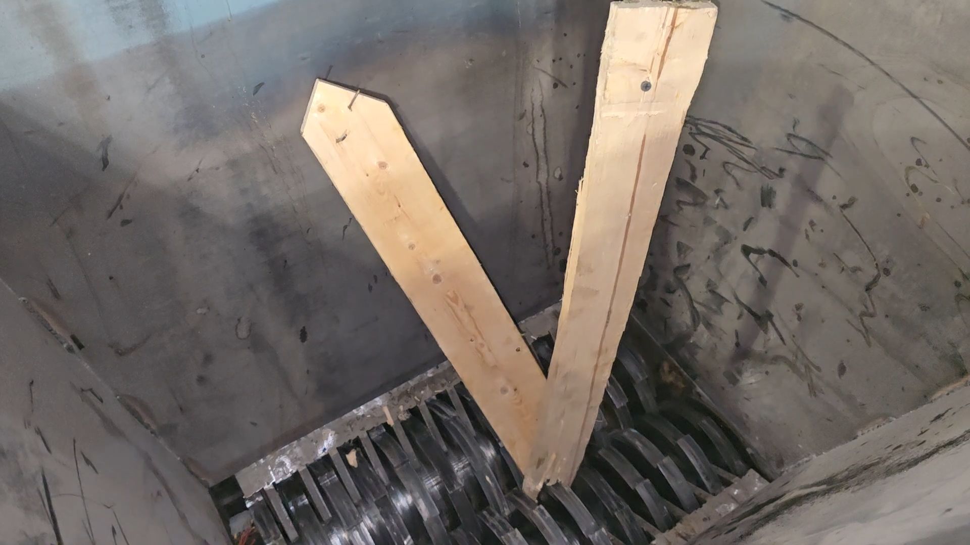  Как шредер ИШМ220500 измельчает доски с гвоздями и металлическими уголками  видеотест