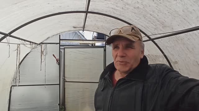 Сельские будни: ремонт теплицы, ТО велосипеда и т. д.