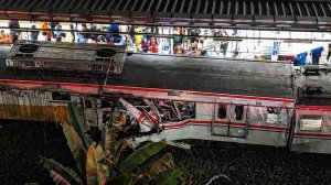 Электричка и поезд дальнего следования столкнулись на железнодорожных путях  Индонезии