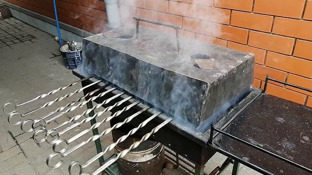 Шашлык на мангале под крышкой