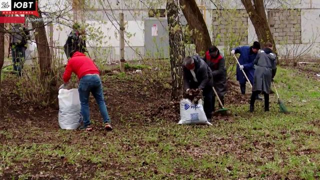 «Чистый город без мусора нужен всем»: сотрудники «Светсервиса» вышли на субботник в Альметьевске