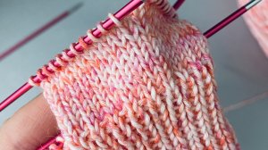 Любой сможет научиться вязать лицевые петли спицами. Показываю как