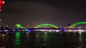 Мост Дракона постоянно меняет подсветку!