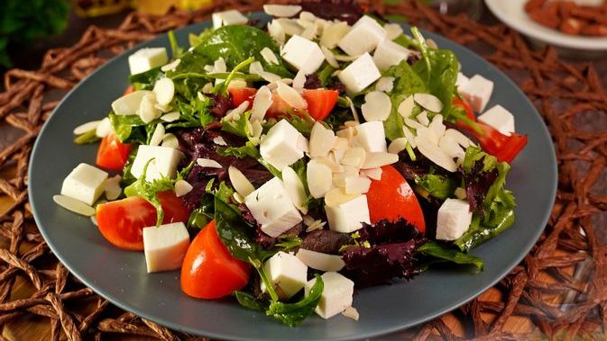 САЛАТ С ПОМИДОРАМИ, БРЫНЗОЙ И ШПИНАТОМ