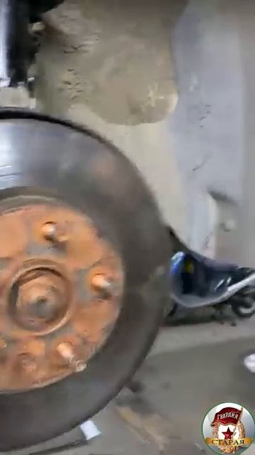 Блондинка в автосервисе.28