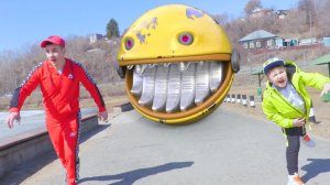 РОМА И ПАПА УБЕГАЮТ ОТ ПАКМЕНА! МУЛЬТИК ПРО ХЕЛПИКА! РОМА И ХЕЛПИК 188 СЕРИЯ