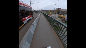 На перегонки с трамваем на самокате