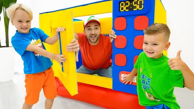 Крис и Миша играют с игрушечной микроволновой печью