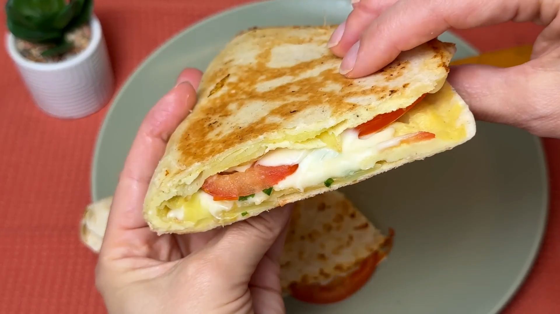 ПРОСТО НАТРИТЕ КАРТОШКУ И ДОБАВЬТЕ ЯЙЦА. ВКУСНЕЕ ЧЕМ ПИЦЦА! ПРОСТО ДЁШЕВО И ВКУСНО!