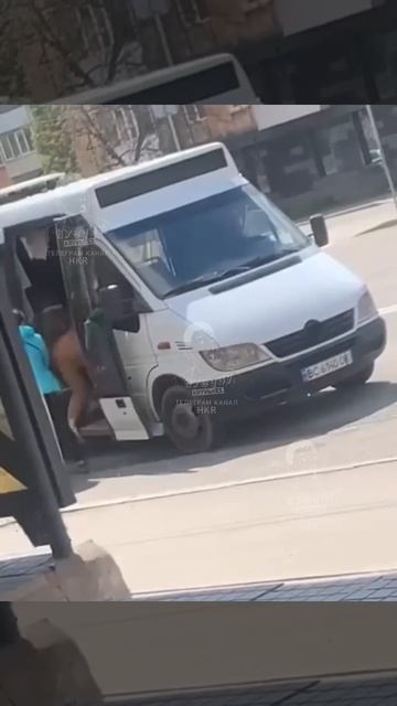 Людоловы грузят несчастного в бус.