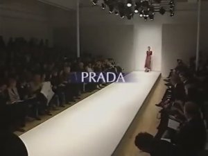 Показ женской коллекции Prada весна-лето 1997