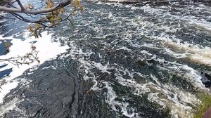Активное движение воды создает белую пену и брызги.