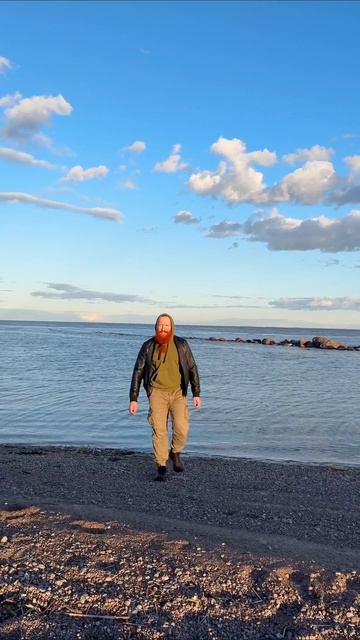 Ну вот, например, вы живете в городской квартире - куда вы денете труп? Никуда.
А У МОРЯ ЖИТЬ ЗДОРОВ