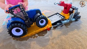 СИНИЙ ТРАКТОР НА ПЛЯЖЕ! 🏖️🚜 Строим замок из песка и играем с водой 💦 | МанкиМульт