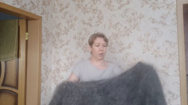 Большой выбор красивых серых пуховых ажурных платков.