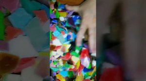 Ломаю мыльные пластиночки и жмякаю осколочки