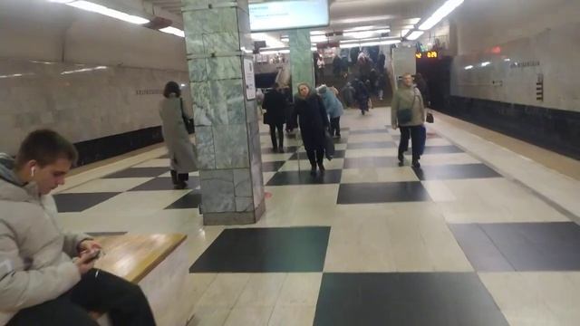 Станция метро поезд пассажир интерьер Москва Братиславская 29