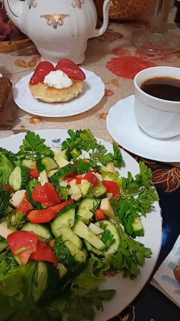 Такой  сегодня ужин. Просто салат,  паска , которую пекла 