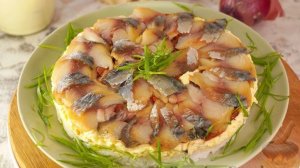 Салат из скумбрии, риса, моркови и лука