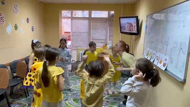 Репортаж об английском клубе для малышей по теме: «Пасха» в Дзержинском филиале 17 апреля