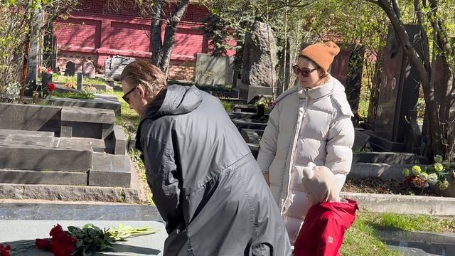 РОДНЫЕ ЮРИЯ ЯКОВЛЕВА С ЦВЕТАМИ НА МОГИЛЕ АРТИСТА В ДЕНЬ ЕГО РОЖДЕНИЯ | НОВОДЕВИЧЬЕ 25.04.2026