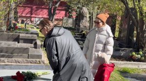 РОДНЫЕ ЮРИЯ ЯКОВЛЕВА С ЦВЕТАМИ НА МОГИЛЕ АРТИСТА В ДЕНЬ ЕГО РОЖДЕНИЯ | НОВОДЕВИЧЬЕ 25.04.2026