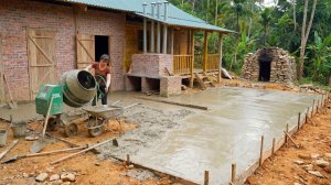 Заливка бетонного двора для нового дома. Технология смешивания бетона с помощью бетономешалки.