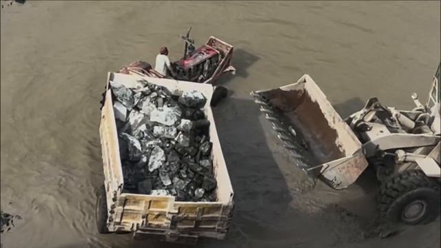 Caterpillar 966D Loader Moving Massive Stones Into Dump Truck ｜ Powerful Worksite Performance