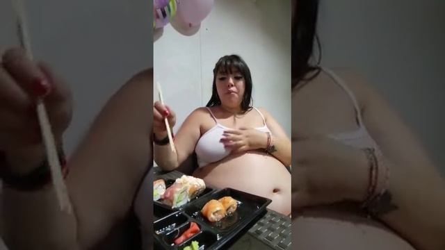 толстая девушка наполняет живот колой и сушами