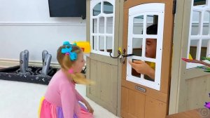 Настя и волшебный телефон - Настя и папа играют вместе -