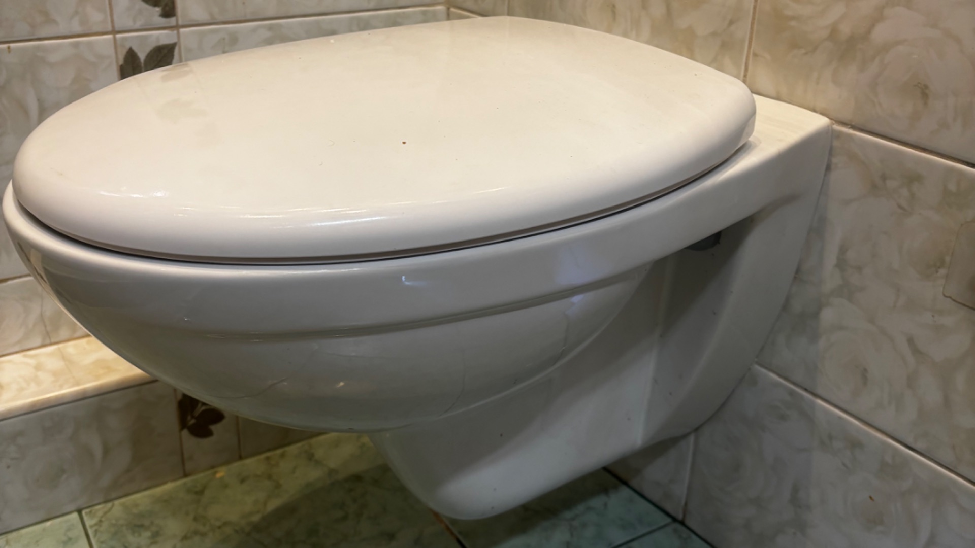 Демонтаж подвесного унитаза , устранение течи воды на пол при сливе