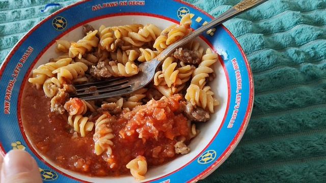 играю в буквы и ем макароны в деревне