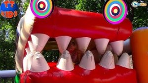 Парк Развлечений для детей - Детская площадка и Страшный Батут Маленькая девочка Плачет