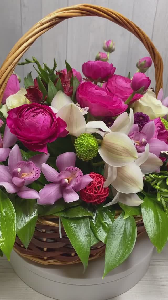 Корзина из орхидей и ранункулюсов