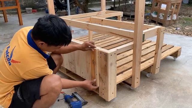 Отличные идеи для оформления интерьера в саду с использованием деревянных поддонов