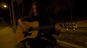 ДЕВУШКА КРАСИВО ПОЁТ ПОД ГИТАРУ.