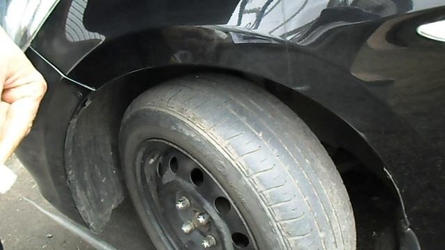 Не снимая колеса клеим бескамерную шину.