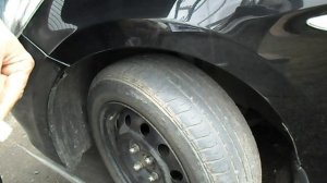 Не снимая колеса клеим бескамерную шину.