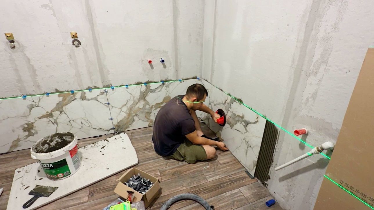 Начали укладывать плитку в ванной комнате. Делаем ремонт своими руками. Строим дом в деревне.