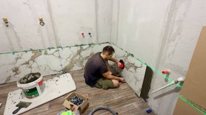 Начали укладывать плитку в ванной комнате. Делаем ремонт своими руками. Строим дом в деревне.