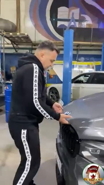 Блондинка в автосервисе.29