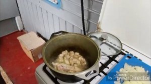 Готовлю рис с овощами.