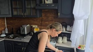 Простая жизнь. Утро начинается с приготовления пирожков.