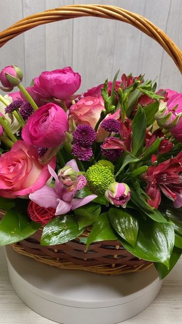 Корзина из орхидей и ранункулюсов