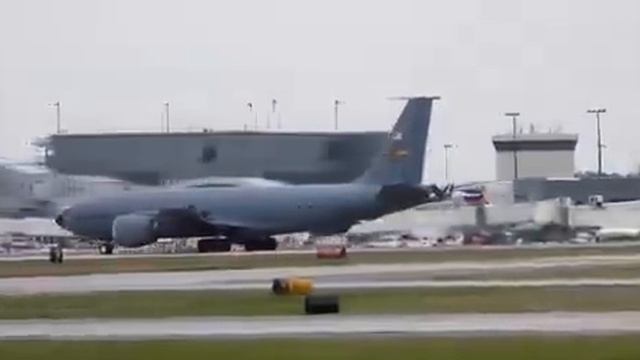 В Атланте при взлете взорвался двигатель американского самолета-заправщика KC-135

Келли Меган на ру