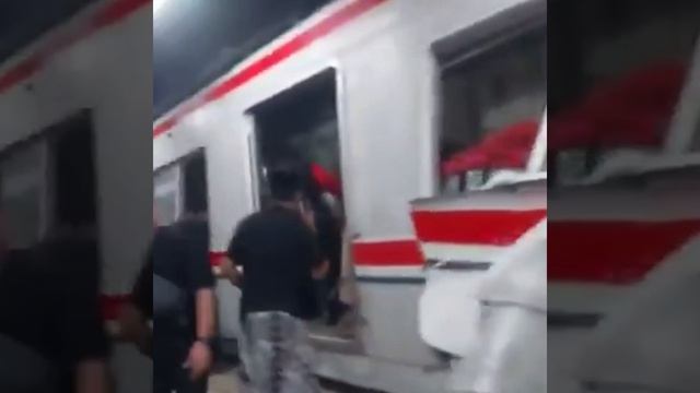 3 человека погибли и не менее 29 получили ранения в результате столкновения двух поездов в Индонезии